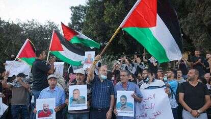 מפגינים מניפים דגלי אש"ף מחוץ לדיון להארכת מעצרם של האסירים הביטחוניים שנמלטו מכלא גלבוע. | AFP מפגינים מניפים דגלי אש"ף מחוץ לדיון להארכת מעצרם של האסירים הביטחוניים שנמלטו מכלא גלבוע. | AFP