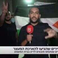 קבלת פני האסירים הלכודים בדגלי אש"ף מחוץ לבית המשפט בנצרת. | מסך, N12