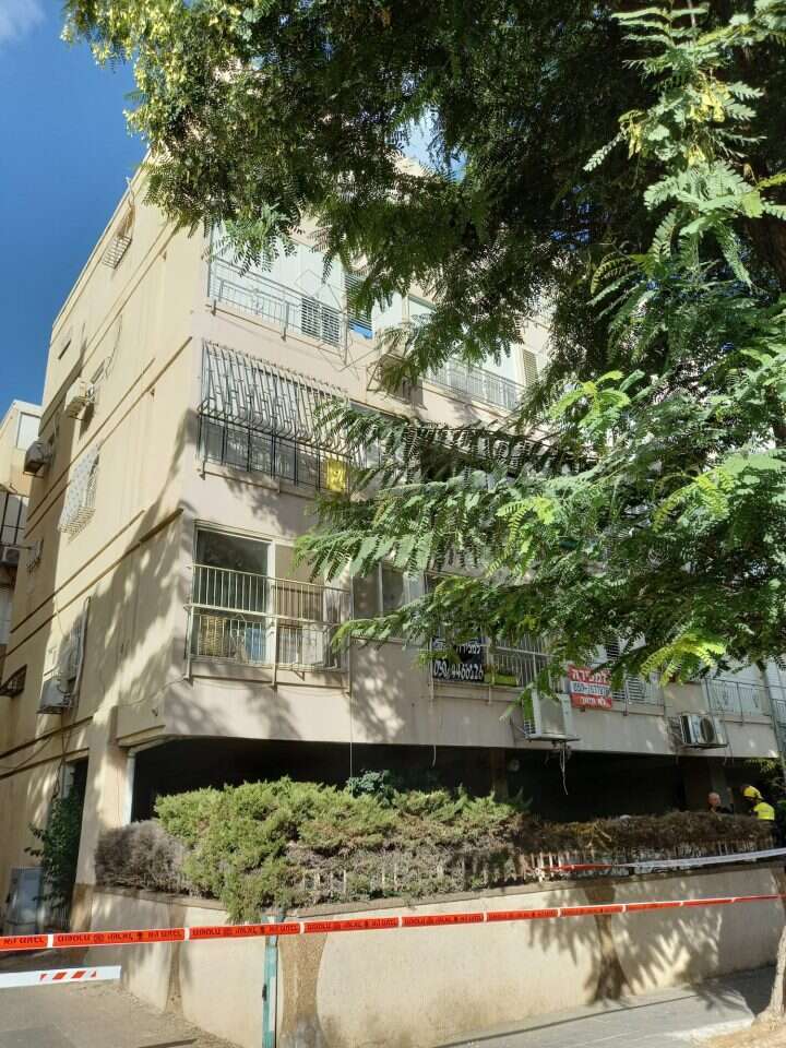 הבנין בחולון לפני הקריסה. דוברות כב"א מחוז דן הבנין בחולון לפני הקריסה. דוברות כב"א מחוז דן