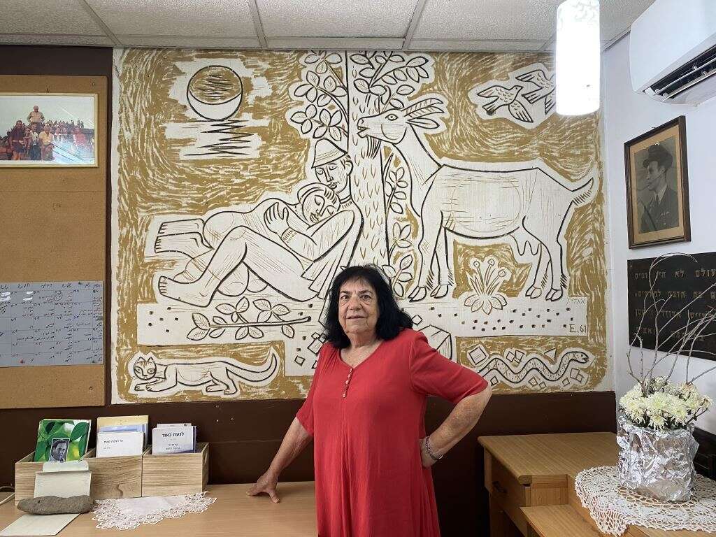 רותי ברוך חצרוני לצד היצירה של אגלין בבית השיטה | שי פרקש רותי ברוך חצרוני לצד היצירה של אגלין בבית השיטה | שי פרקש