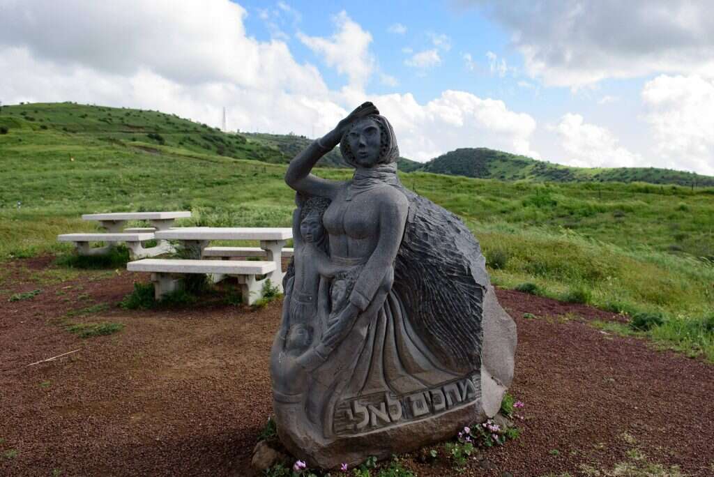 "כשאני נתקל בבעיה, אני נכנס באבן". הפסל של נדיה וילדיה מול גבול סוריה. | אייל מרגולין - ג'יני