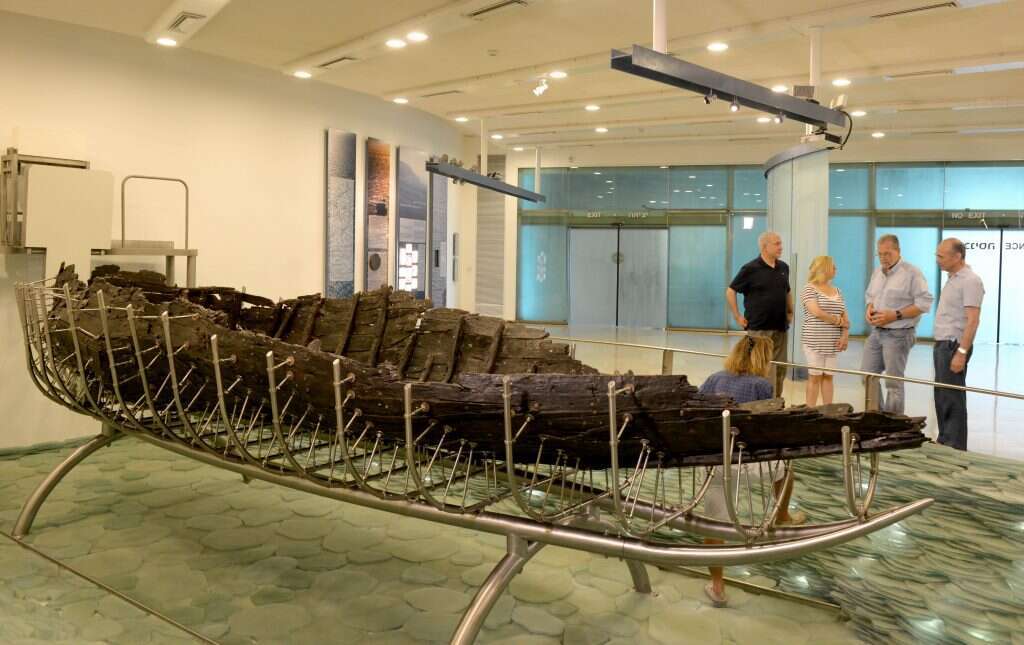 בני הזוג נתניהו בוחנים את הסירה העתיקה בבית יגאל אלון | אבי אוחיון - לע"מ