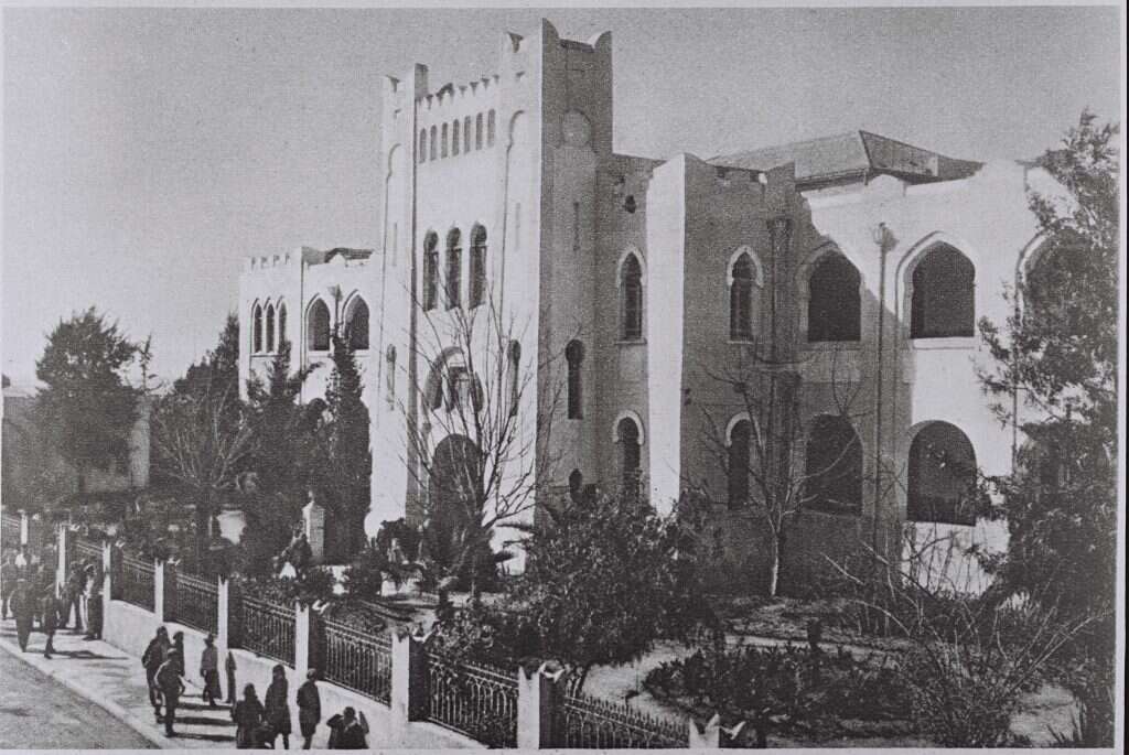 התל־אביבים רצו עיר חילונית נטולת הקשרים מכבידים מהעבר. הגימנסיה הרצליה ברחוב הרצל בתל־אביב הישנה | לע"מ התל־אביבים רצו עיר חילונית נטולת הקשרים מכבידים מהעבר. הגימנסיה הרצליה ברחוב הרצל בתל־אביב הישנה | לע"מ