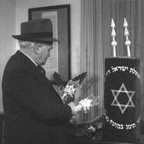 בן גוריון בוחן ספר תורה מתימן. | דוד אלדן לע"מ בן גוריון בוחן ספר תורה מתימן. | דוד אלדן לע"מ