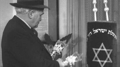 בן גוריון בוחן ספר תורה מתימן. | דוד אלדן לע"מ