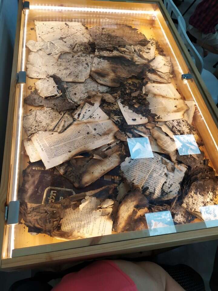 חלקים מהספרים שנשרפו בבהצתת מבנה המכינה בלוד ומוצגים במבנה המשופץ