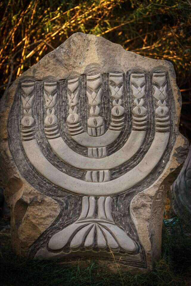 מנורת שבעת הקנים שפיסל יובל לופן. | אנצ׳ו גוש - ג׳יני