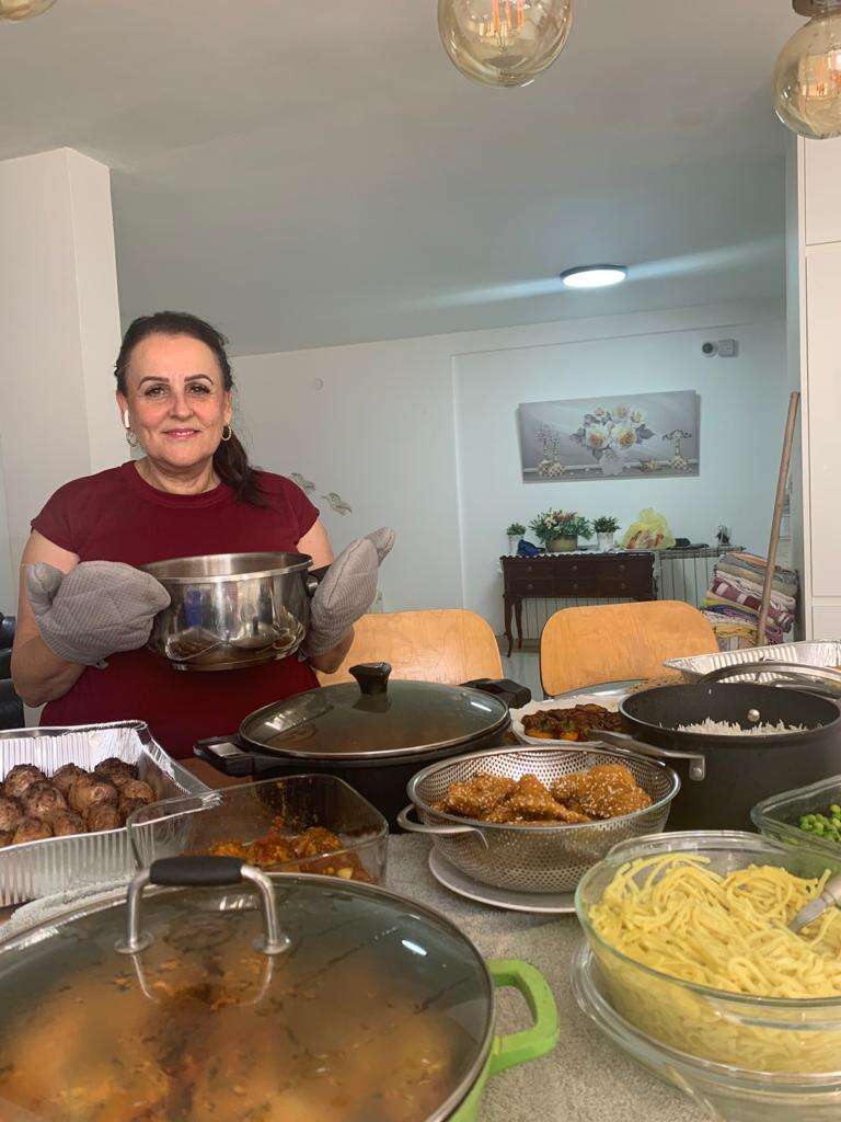 ח"כ קטי שטרית וסיר חומוס הבשר. | באדיבות המצולמת