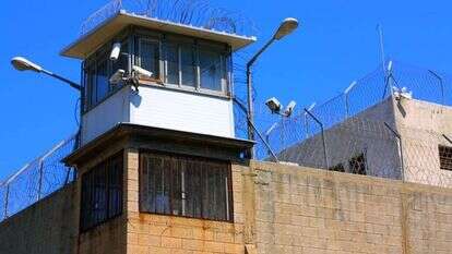 בית כלא. | שאטרסטוק