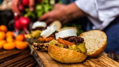 כריכוני ביס במאפיית לשה. | עזרי קדם