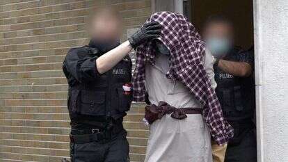 אחד העצורים לפני שהספיק לבצע את הפיגוע בבית הכנסת בעיר האגן, גרמניה. | AP