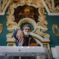 מצביע בבחירות הפרלמנטריות ברוסיה. | EPA