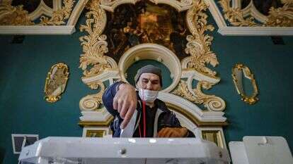 מצביע בבחירות הפרלמנטריות ברוסיה. | EPA