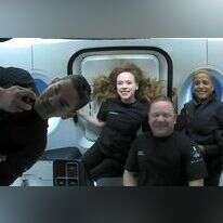 ארבעת תיירי החלל בתמונה שצולמה 575 קילומטרים מעל כדור הארץ. קרדיט: AFP