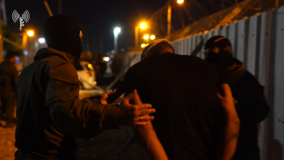 אחד האסירים הנמלטים שנעצרו הלילה. | דובר צה"ל אחד האסירים הנמלטים שנעצרו הלילה. | דובר צה"ל