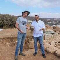 ראש מועצה אזורית שומרון יוסי דגן והארכיאולוג ד"ר דביר רביב עם הממצאים בחרבת חייא שבאיתמר. | אליחי מנחם עבור מועצה אזורית שומרון
