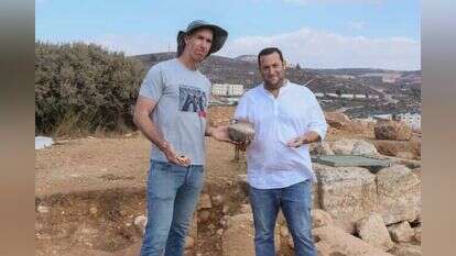 ראש מועצה אזורית שומרון יוסי דגן והארכיאולוג ד"ר דביר רביב עם הממצאים בחרבת חייא שבאיתמר. | אליחי מנחם עבור מועצה אזורית שומרון