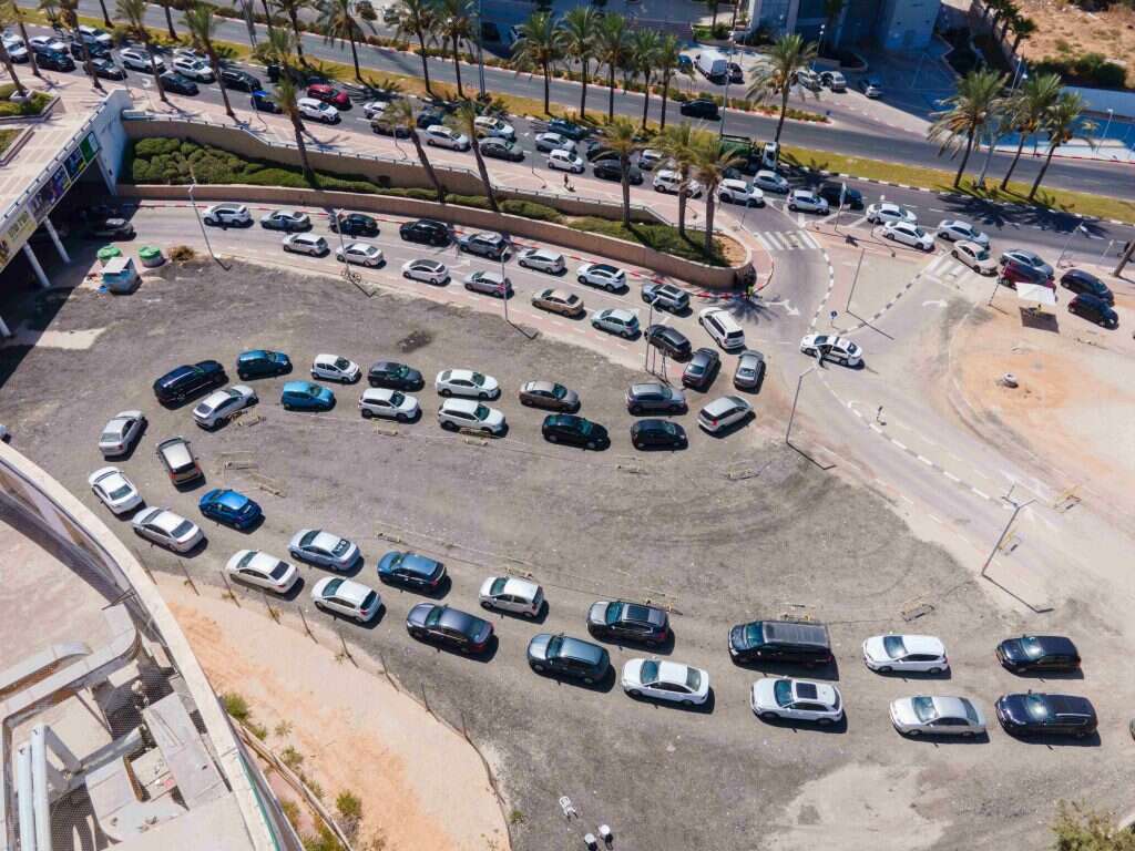 גם במדינות מתקדמות, בזמן התפרצות יש תורים. מתחם בדיקות באשדוד | לירון מולדובן