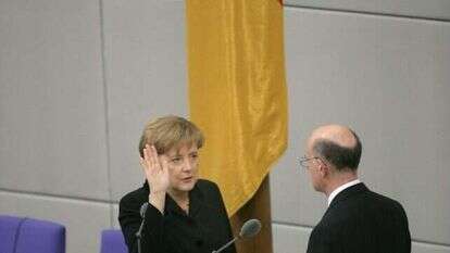 מרקל בהשבעתה לקנצלרית גרמניה, 2005 | גטי אימג'ס מרקל בהשבעתה לקנצלרית גרמניה, 2005 | גטי אימג'ס