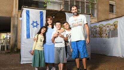משפחת אוחנה בסוכה שבנו בפעם הראשונה בישראל. | יוסי זליגר