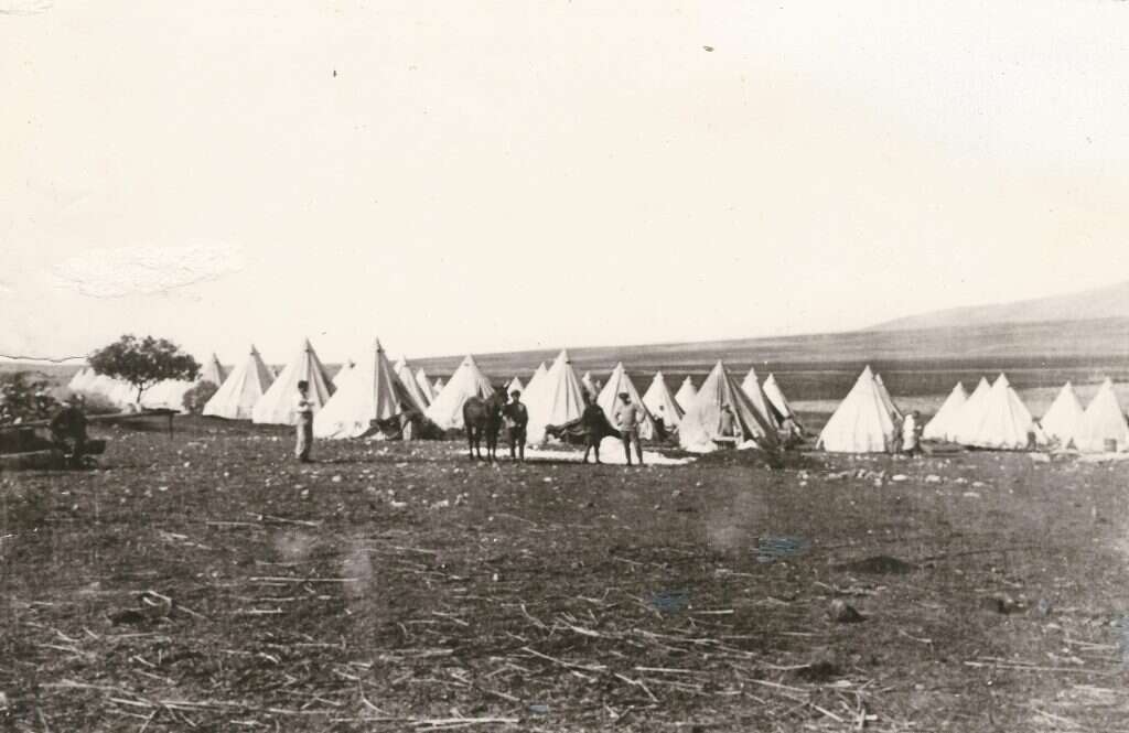 חלוץ בראש המחנה. אוהלים בימי ההקמה של עין־חרוד | אברהם סוסקין - ארכיון עין־חרוד המאוחד