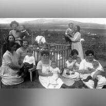 נאבקו על עבודה בקיבוץ וגם על שעות הנקה. מטפלות עין־חרוד עם ילדי הקיבוץ בשנות העשרים של המאה שעברה | צלם לא ידוע, ארכיון עין־חרוד המאוחד