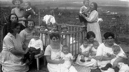 נאבקו על עבודה בקיבוץ וגם על שעות הנקה. מטפלות עין־חרוד עם ילדי הקיבוץ בשנות העשרים של המאה שעברה | צלם לא ידוע, ארכיון עין־חרוד המאוחד