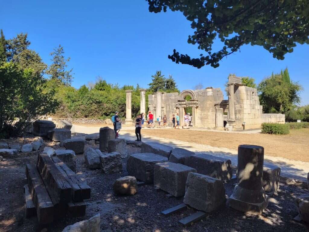 מטיילים בבית הכנסת הקדום בגן הלאומי ברעם . | יחיאל פרקש רשות הטבע והגנים