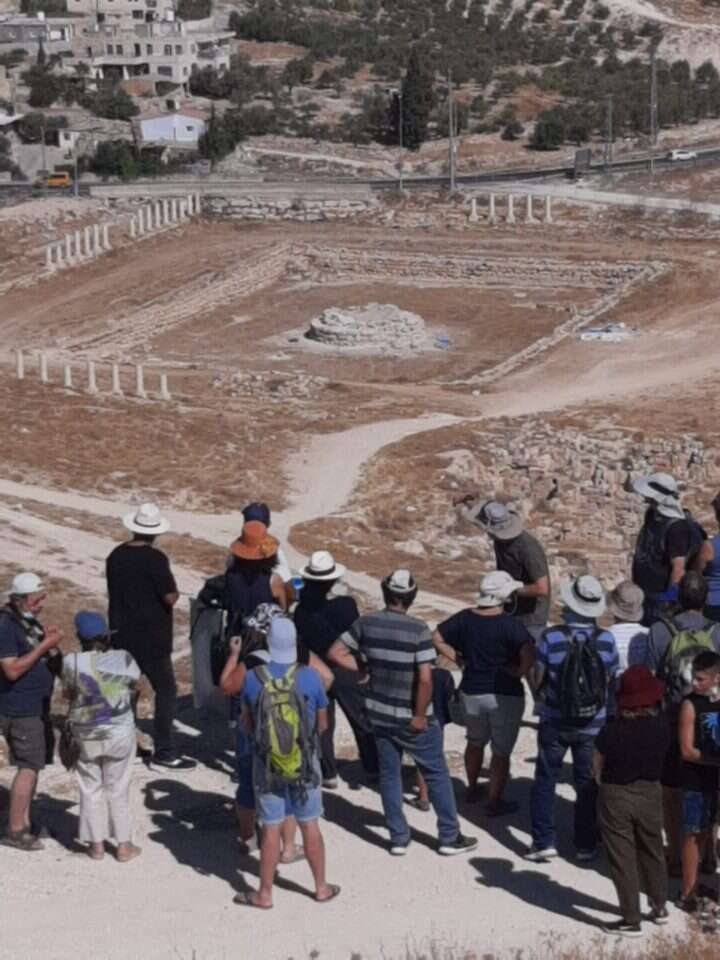 סיורים מודרכים בגן הלאומי הרודיון. | שלומי פלד רשות הטבע והגנים
