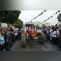 תהלוכה לכבוד החקלאים ששמרו שמיטה, בני ברק 2015. | יוסי זליגר