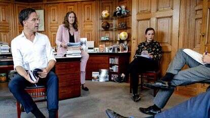 פחות אבל עוד גבוהים: ראש ממשלת הולנד היוצא מארק רוטה (משמאל) עם צוותו. | EPA