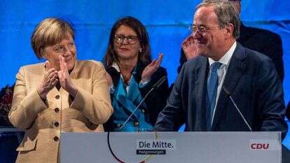 מרקל (משמאל) עם המועמד השמרני לקנצלרות ארמין לאשט. | AFP