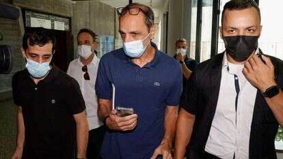 סביו של איתן, שמואל פלג, מחוץ לבית הדין לענייני משפחה בתל-אביב. | AFP