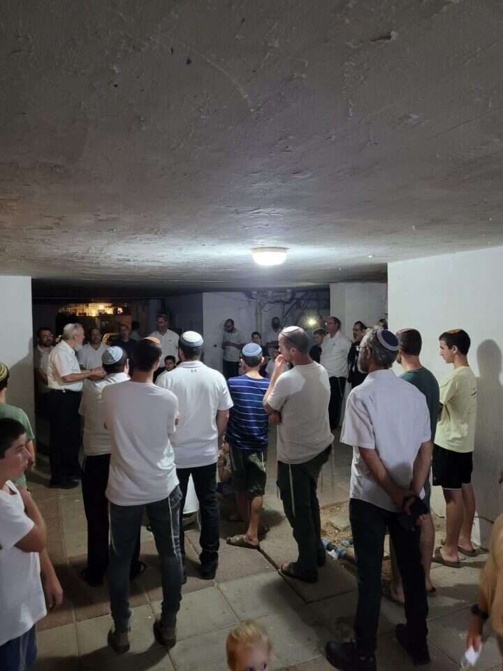 תושבי העיר ורב הגרעין בלוד חוגגים ליד הסוכה שנהרסה שלוש פעמים