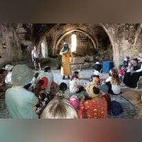 מטיילים מבקרים בלוד. | עטרה ליבוביץ