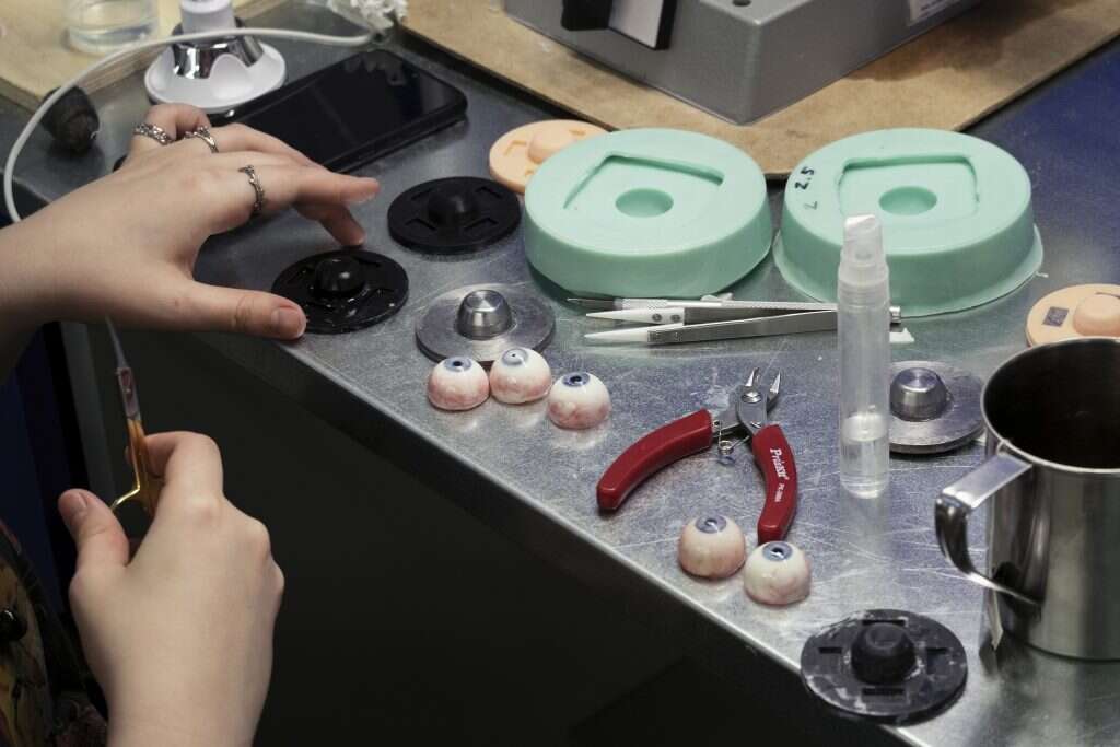 יצור עיניים מסיליקון במעבדת פרומובוט. | ארתור בונדר, הוושינגטון פוסט יצור עיניים מסיליקון במעבדת פרומובוט. | ארתור בונדר, הוושינגטון פוסט