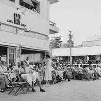 "הכול פתוח לרווחה ומברך לשלום. אין בעיר הזאת שמץ של סנוביות". רחוב בן־יהודה, תל־אביב 1955 | גטי אימג'ס