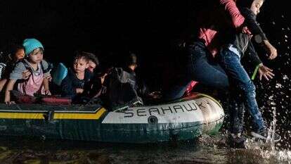 משפחות מהגרים לא חוקיים חוצות את נהר ריו־גרנדה בין מקסיקו לארה"ב. | רויטרס