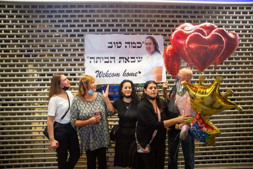 בני משפחתה של הודיה מונסגו ממתינים לה בשדה התעופה לקראת חזרתה. | שלו שלום/TPS