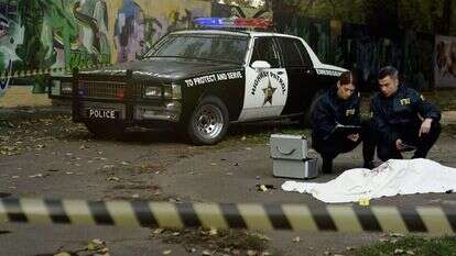 שוטרים בזירת הפשע. | שאטרסטוק