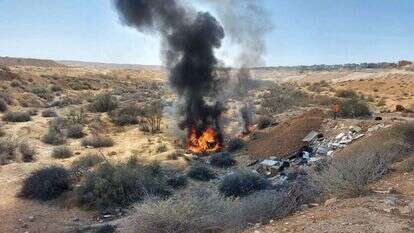 הצתות של רכבים יהודים בנגב על ידי בדואים. | ללא קרדיט