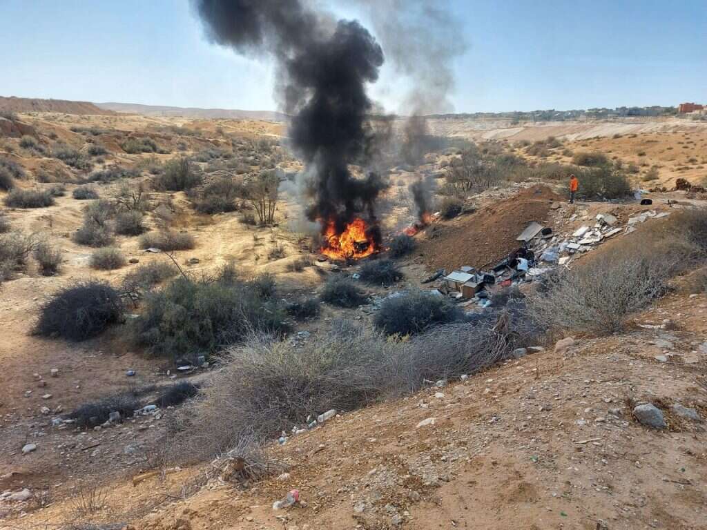 הצתות של רכבים יהודים בנגב על ידי בדואים. | ללא קרדיט