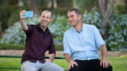 "בבתים שלנו שנינו מתנהלים באופן די קשוח מבחינת השימוש של הילדים במסכים". רוזנברג (מימין) ואופיר | שריה דיאמנט "בבתים שלנו שנינו מתנהלים באופן די קשוח מבחינת השימוש של הילדים במסכים". רוזנברג (מימין) ואופיר | שריה דיאמנט