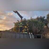 כוחות הכיבוי וההצלה מנסים להפוך את האוטובוס כדי לחלץ את הגבר הלכוד תחתיו. | כיבוי אש כוחות הכיבוי וההצלה מנסים להפוך את האוטובוס כדי לחלץ את הגבר הלכוד תחתיו. | כיבוי אש