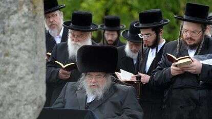 הרבי מבעלז. מימין: בנו היחיד ר' אהרן מרדכי. 2015. | שאטרסטוק