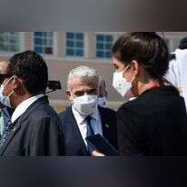 שר החוץ יאיר לפיד בשדה התעופה בבחריין. | AFP