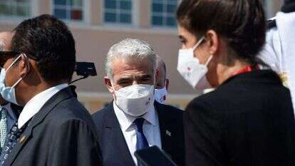 שר החוץ יאיר לפיד בשדה התעופה בבחריין. | AFP שר החוץ יאיר לפיד בשדה התעופה בבחריין. | AFP