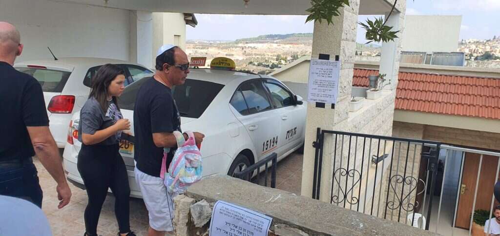 שמעון זינו בפתח ביתו. | יאיר קראוס