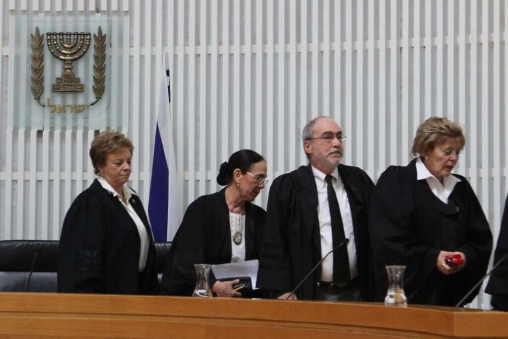 "ההוכחה הכי טובה לאישיותם של השופטים שלנו". נשיאת העליון לשעבר דורית ביניש (משמאל) בטקס פרישתה מבית המשפט. | יוסי זמיר - פלאש 90