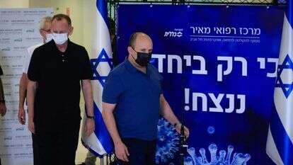 ראש בראש עם האישה הכי מסורה במערכת. בנט בבית החולים מאיר. | אוליבייה פיטוסי - פלאש 90